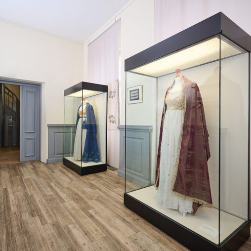 Ausstellungsraum des 3 Königinnen Palais, 2 Vitrinen mit Kleidern von Königinnen