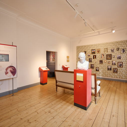 Ausstellungsraum des 3 Königinnen Palais, Büste von Friederike von Mecklenburg-Strelitz