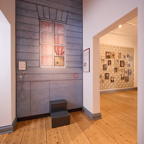 Ausstellungsraum des 3 Königinnen Palais, blaue Hauswand mit Fenster