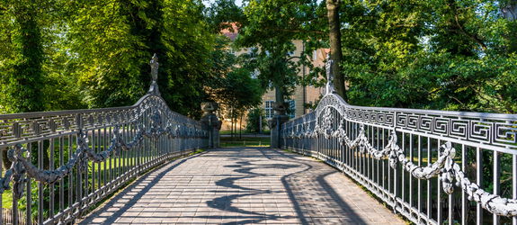 Nahaufnahme der Brücke vor dem Schloss Mirow