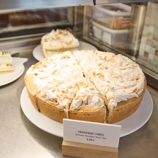 Friederike Torte in der Tortenvitrine mit Verkaufsschild