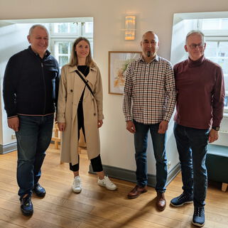 Landrat Heiko Kärger und 3 weitere Personen bei der Ausstellung Bun Venit