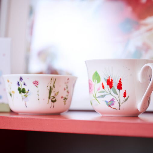 Nahaufnahme von zwei Porzellantassen mit buntem Blumenmuster