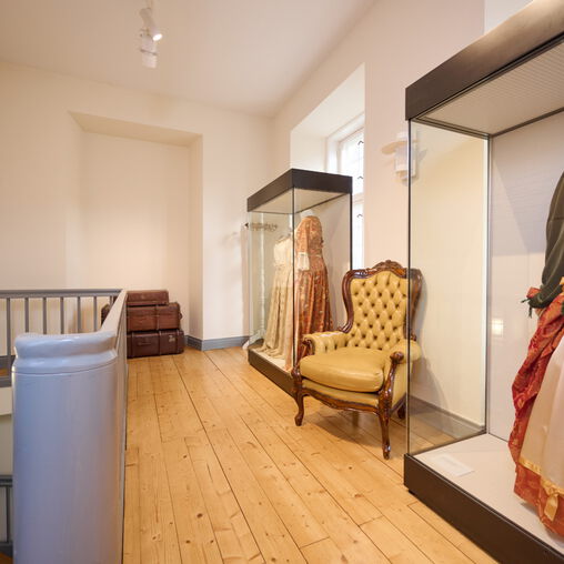 Ausstellungsraum des 3 Königinnen Palais, 2 Vitrinen mit Kleidern