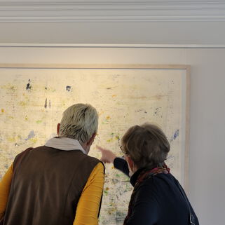 2 Besucher vor einem Gemälde der Ausstellung der Traum vom Raum und sein