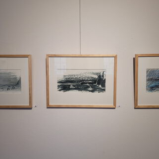 3 Gemälde der Künstlerin Karin Camara im Ausstellungsraum
