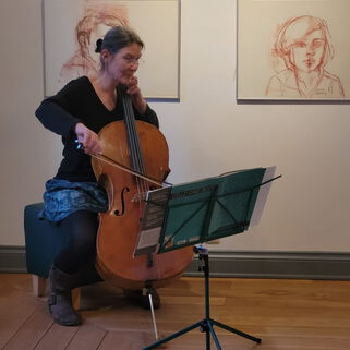 Cellistin Cornelia Borngen spielt ein Cello im Ausstellungsraum