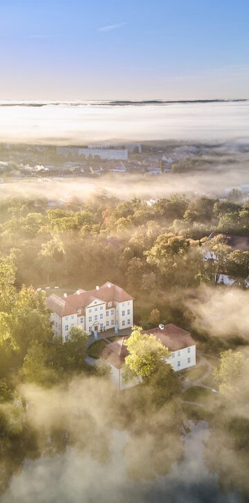 Luftbild vom 3 Königinnen Palais und sonniger, nebeliger Landschaft
