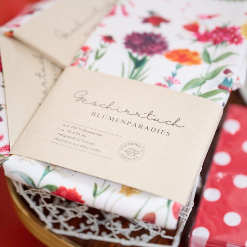 Nahaufnahme eines Geschirrtuchs mit bunten Blumen