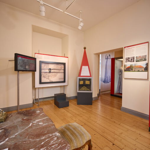 Ausstellungsraum des 3 Königinnen Palais, Büste von einer Königin