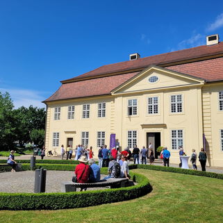 Viele Besucherinnen und Besucher vor dem 3 Königinnen Palais bei schönem Wetter
