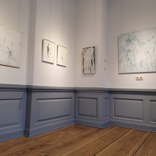 5 Gemälde der Künstlerin Karin Camara im Ausstellungsraum