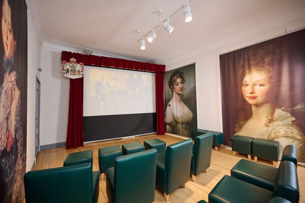 Leinwand mit Sitzgelegenheiten