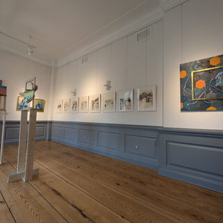 Ausstellungsraum mit vielen Bildern der Ausstellung Bun Venit