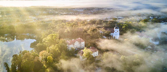 Luftbild vom 3 Königinnen Palais und sonniger, nebeliger Landschaft