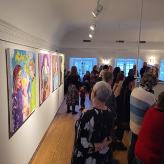 Viele Besucher im Ausstellungsraum der Ausstellung Unterwegs