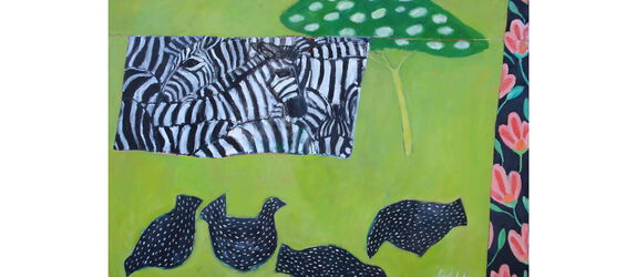 Gemälde mit einigen Zebras neben einem grünen Baum, davor 4 Rebhühner