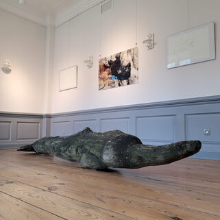 Skulptur vom Künstler Peter Hecht im Ausstellungsraum