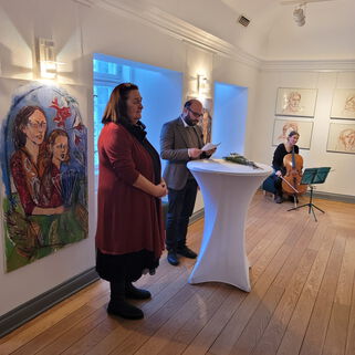 Laudator Ingmar Nehls neben Künstlerin Susanne Feldt im Ausstellungsraum