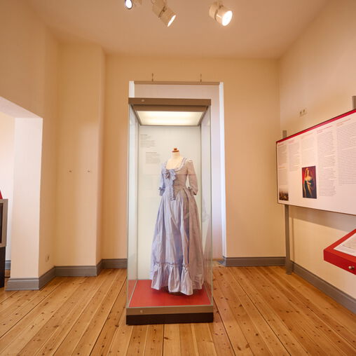 Ausstellungsraum des 3 Königinnen Palais, Vitrine mit einem Kleid einer Königin